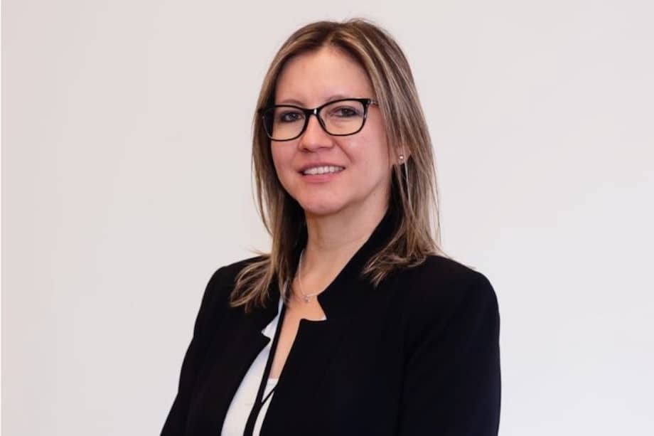 La ejecutiva de origen mexicano, es licenciada en Mercadotecnia, con una Maestría en Administración de Empresas por la Universidad de Guadalajara, México.