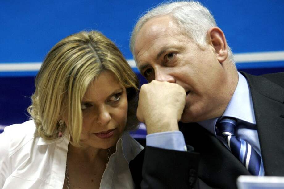 Sara Netanyahu junto a su esposo, el primer ministro israelí Benjamín Netanyahu. / AFP