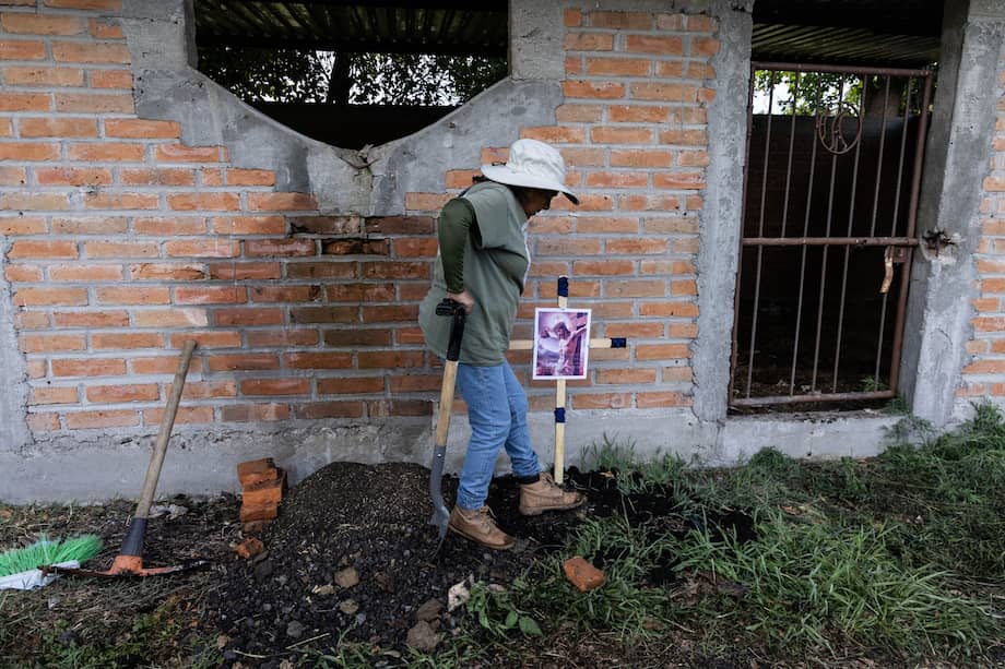Durante dos días de trabajo, mujeres buscadoras localizaron cuatro fosas clandestinas en el interior de un rancho en la zona conocida como la Cienega.