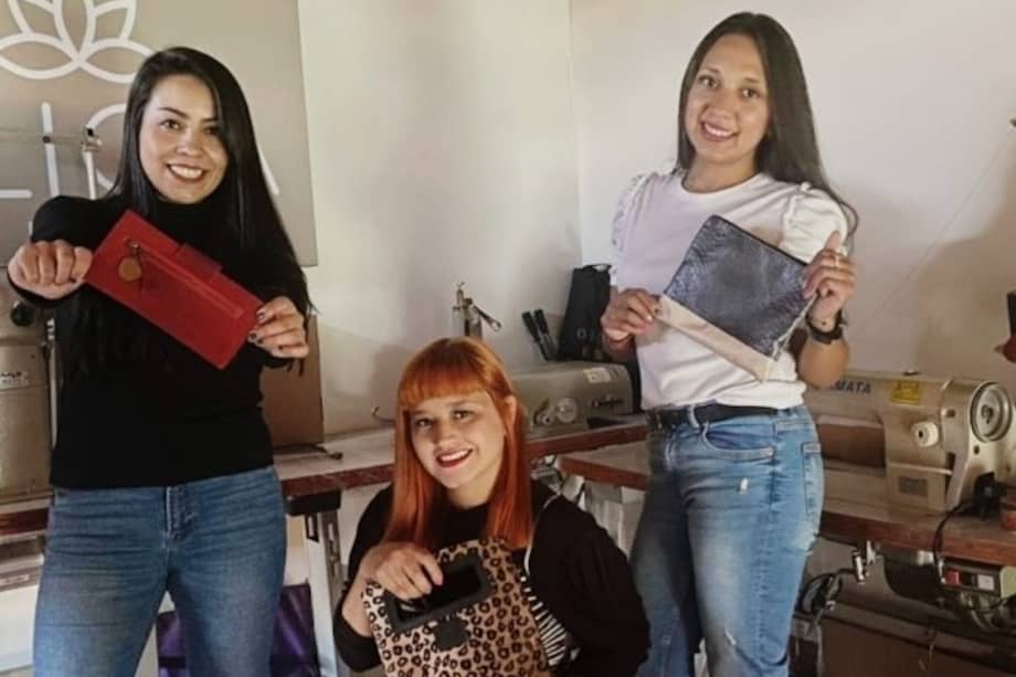 Paula Bernate, Katherine Ávila y Johanna Bernate, las emprendedoras detrás de Alicia Leather.