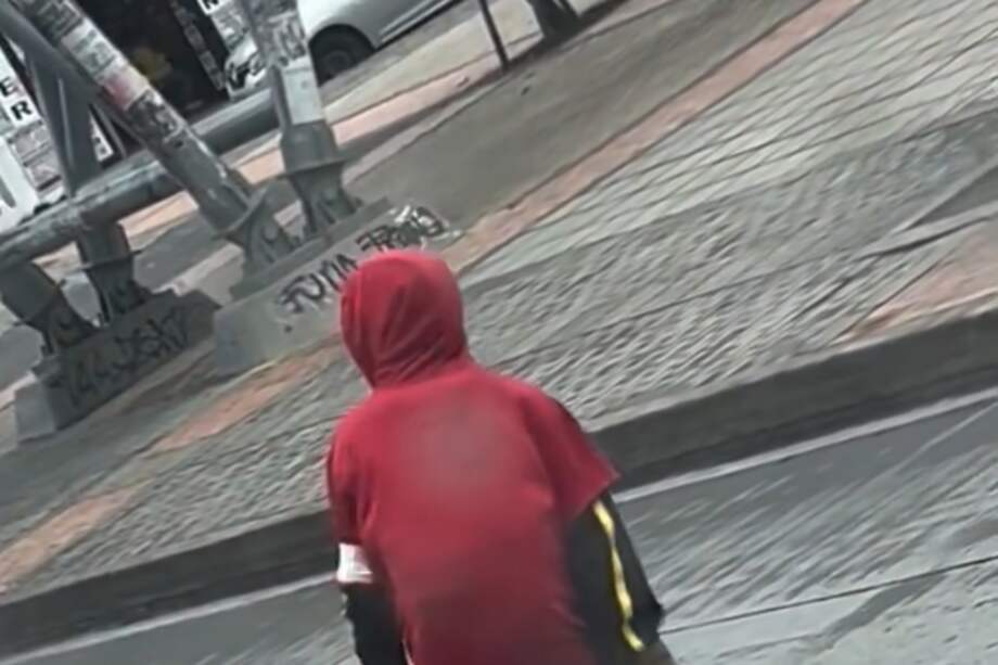 Los Encapuchados armados con objetos contundentes, y hasta con un hacha, atacaron a los buses de Transmilenio que operan en la troncal de la 26.