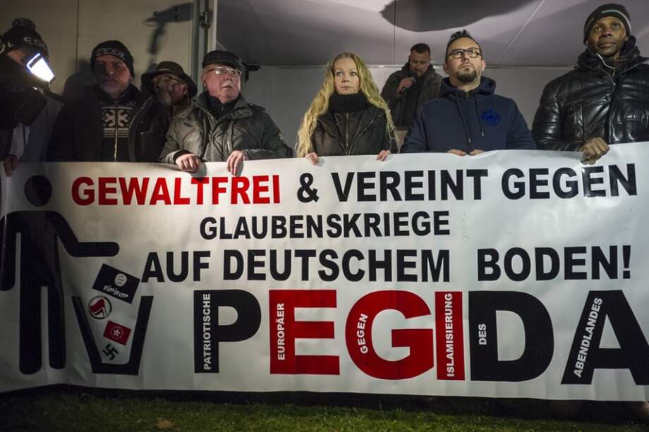 Integrantes del movimiento Pegida marchan por las calles de la ciudad oriental alemana de Dresde en contra de la islamización.