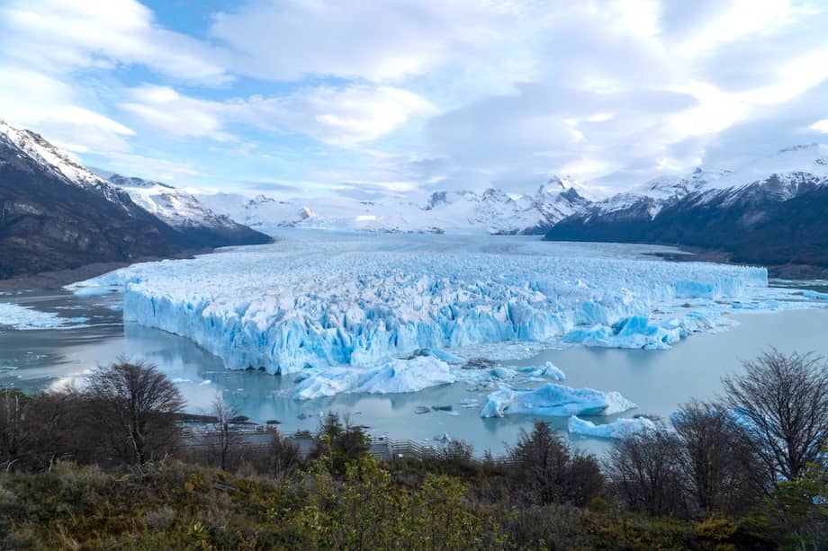 Argentina posee 17.000 cuerpos de hielo en riesgo. La reforma otorga a las provincias el control total sobre la explotación de sus recursos.