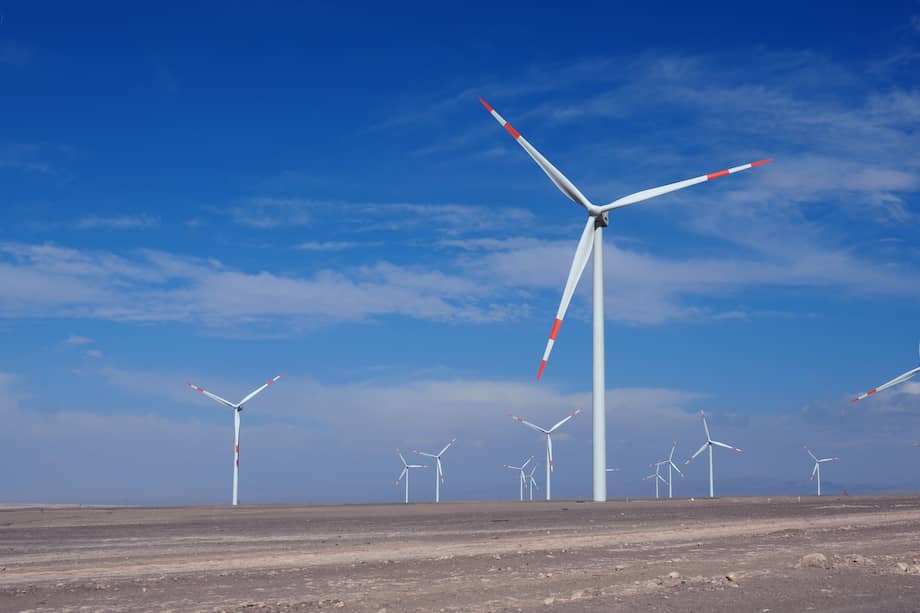 La medida busca garantizar suministro estable, reducir volatilidad y ordenar la transición energética, con apoyo del BID y el Banco Mundial.