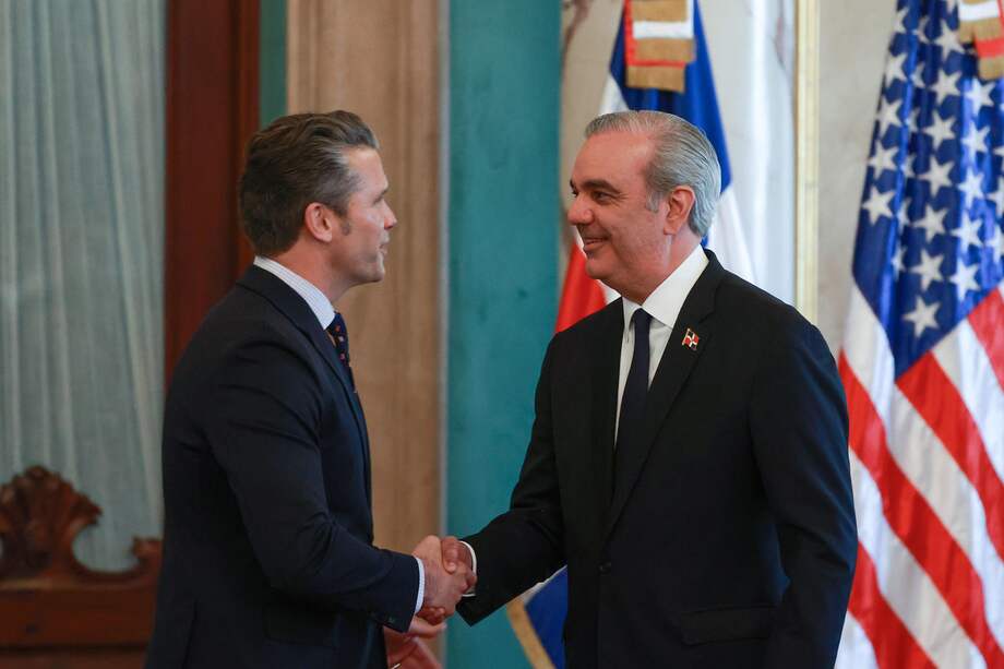 El presidente de República Dominicana, Luis Abinader (d), saluda al secretario de Guerra de Estados Unidos, Pete Hegseth.
