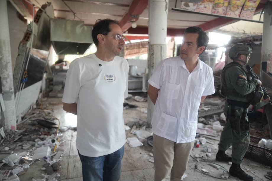 El vicepresidente José Manuel Restrepo y el ministro del Interior, Rodrigo Lara, en el Chocó.
