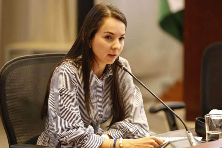 Diana Carolina Torres es especialista en Derecho Comercial y en Gerencia Pública y magíster en Negocios Internacionales. En su trayectoria resalta su cargo como contralora provincial en la Contraloría General y secretaria de despacho de Envigado (Antioquia). / Tomado del twitter de @ConcejoMedellin