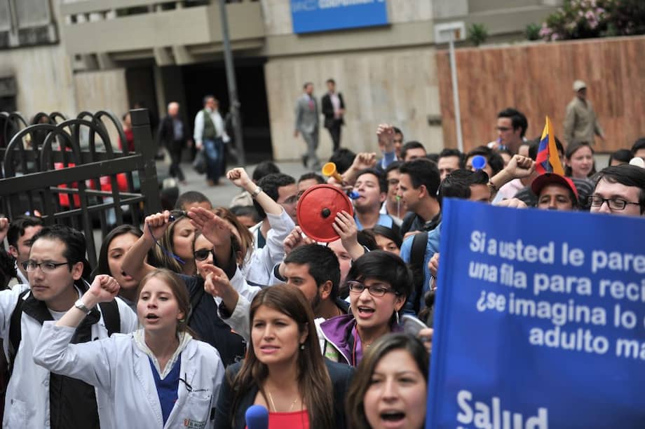 Estudiantes de medicina de las universidades de Bogotá realizaron un cacerolazo este jueves. / David Campuzano