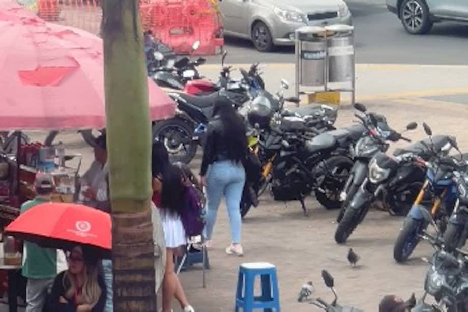 Tras varios días de vigilancia, la concejal Cristina Calderón denunció invasión y falta de control en este punto de Cafam Floresta.