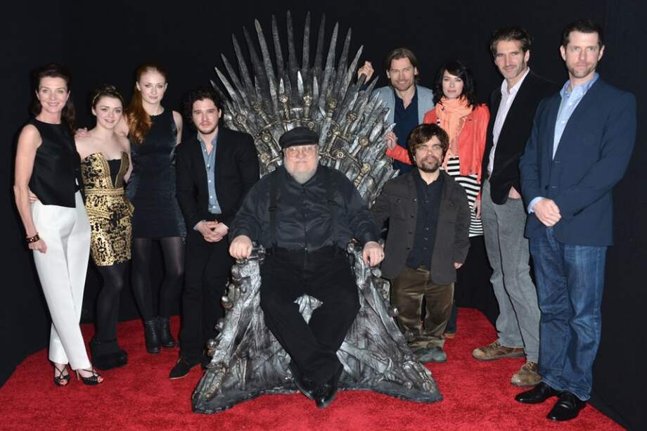 El escritor George R.R. Martin y parte del elenco de "Juego de Tronos" de 2013. / AFP