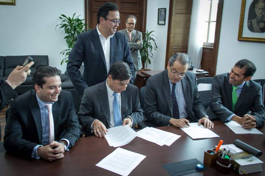 El ministro del Interior, Fernando Carrillo, junto a varios miembros de la unidad nacional radicando el proyecto de referendo por la paz.