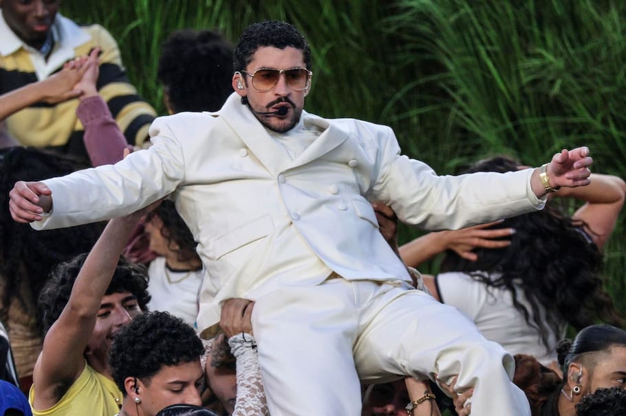 SANTA CLARA (United States), 09/02/2026.- Bad Bunny (C) performs during the Apple Music Super Bowl LX Halftime Show at Levi’s Stadium in Santa Clara, California, 08 February 2026. The New England Patriots are facing the Seattle Seahawks in Super Bowl LX. EFE/EPA/CHRIS TORRES