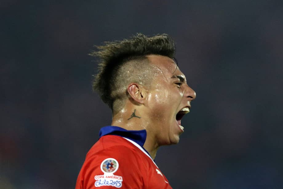 Vargas lleva tatuado en el cuello, el famoso mate de la leyenda del baloncesto Michael Jordan. AFP