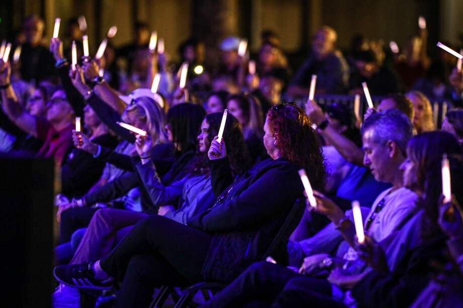 Varias personas asisten a un servicio religioso conmemorativo en el quinto aniversario del tiroteo en la escuela secundaria Marjory Stoneman Douglas, Florida, donde hubo 17 víctimas.