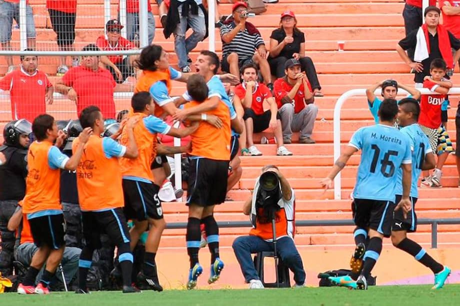 Los jugadores de Uruguay celebran después de anotar contra Chile. / EFE