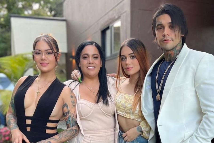 Yeferson Cossio junto a su madre y sus dos hermanas, Cintia y Gisela.