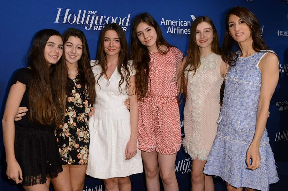 El elenco de "Mustang" posa junto a la directora Deniz Gamze. / AFP