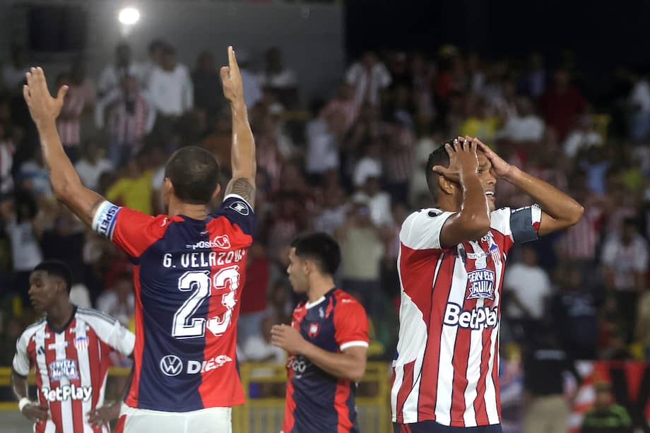 Carlos Bacca (der.) se lamenta tras fallar una jugada en el partido entre Junior y Cerro Porteño de este jueves en la Copa Libertadores.