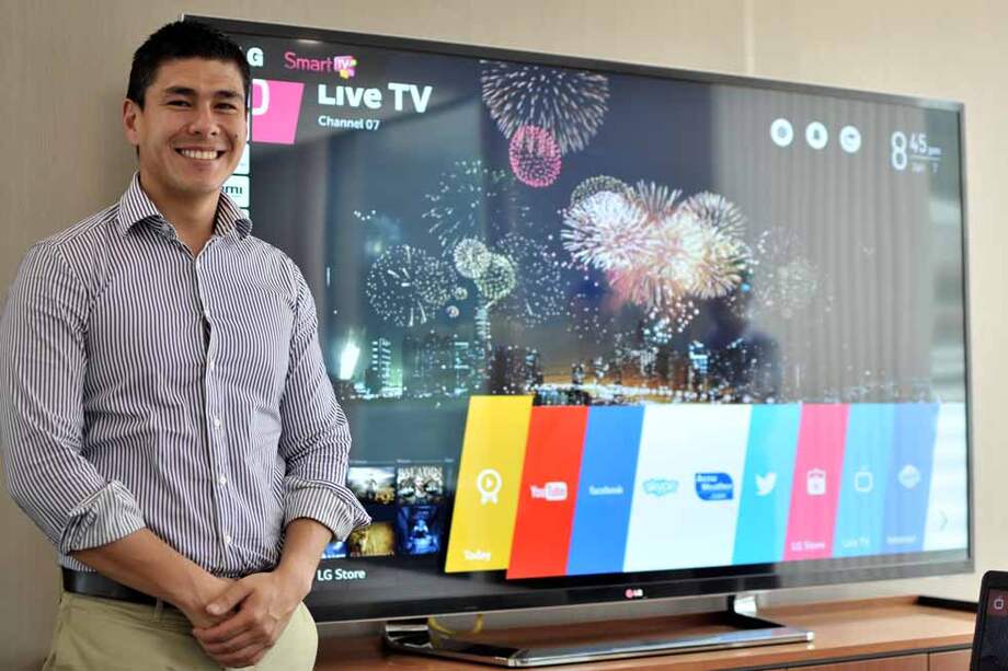 Angelo Marconi, gerente de producto de LG para Colombia, junto a la nueva interfaz WebOS./ Cristian Garavito
