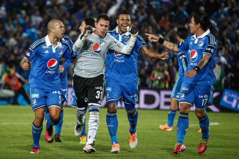 El arquero de Millonarios Luis Delgado celebra con sus compañeros el gol que le hizo el domingo a Santa Fe de tiro libre. / Gustavo Torrijos - El Espectador