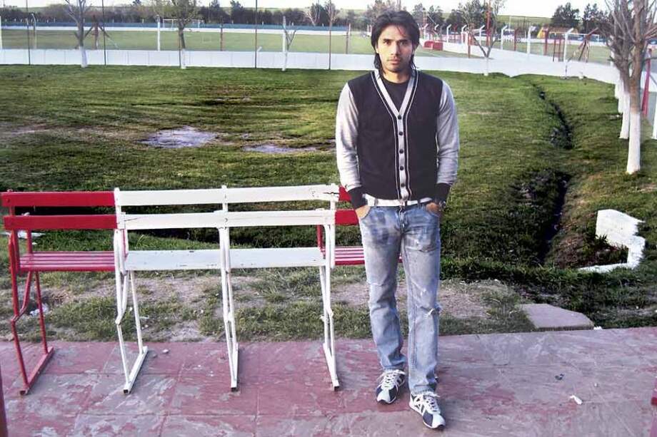 El jugador colombiano Fabián Vargas posa para la lente de El Espectador, en el parque Santo Domingo, de Villa Domínico, en Buenos Aires. / Santiago Morós
