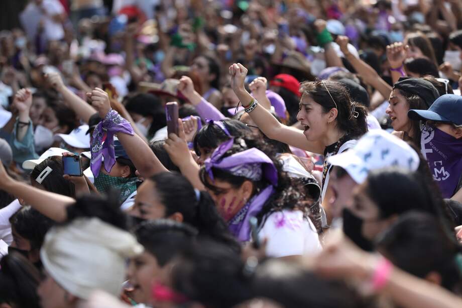 Colectivos feministas marchan durante una protesta contra las desapariciones y feminicidios, hoy en la Ciudad de México (México).