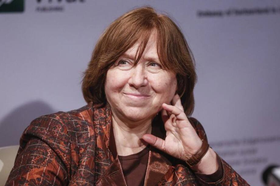 Svetlana Alexiévich, el rostro femenino que relata la guerra. /EFE