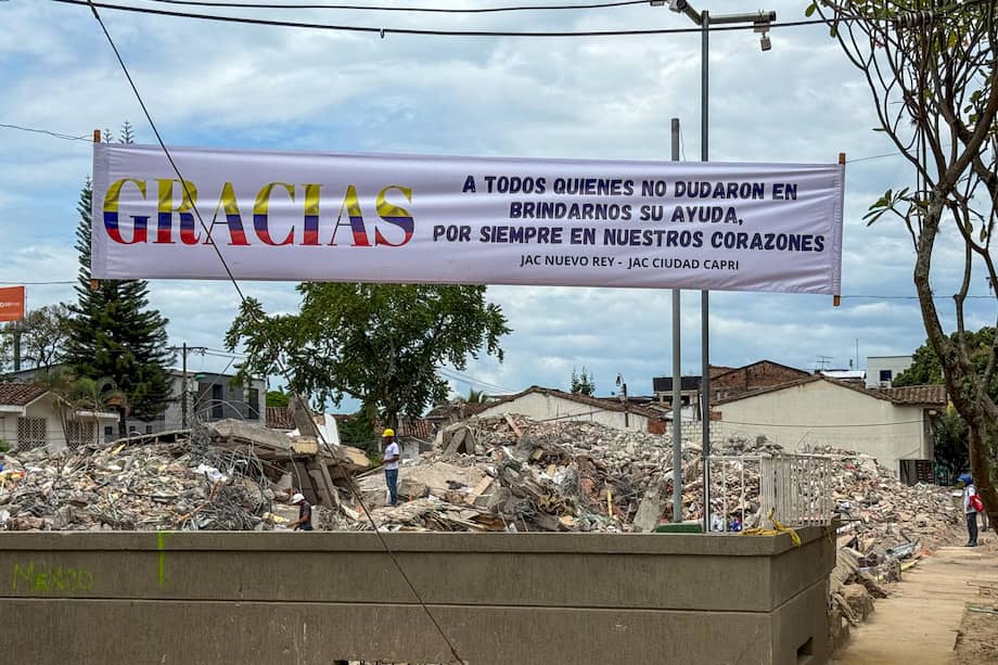 Fotografía que muestra un cartel dejado por la comunidad frente al edificio Torres del Limonar, afectado por el terremoto del 10 de agosto, en Cali.