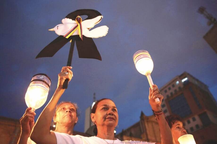Reciente marcha en rechazo al asesinato de líderes sociales en Cali, capital del Valle del Cauca, convocada por el movimiento “Defendamos la paz”. / EFE