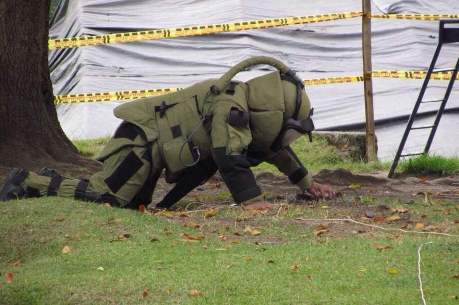 Sembrar minas cerca de las escuelas es una salvajada de las Farc: Mindefensa