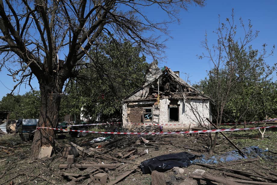 El lugar del impacto de un cohete se ve en una aldea de la zona de Zaporizhzhia, Ucrania, el 26 de agosto de 2024, después de una mañana de bombardeos combinados en todo el territorio de Ucrania.