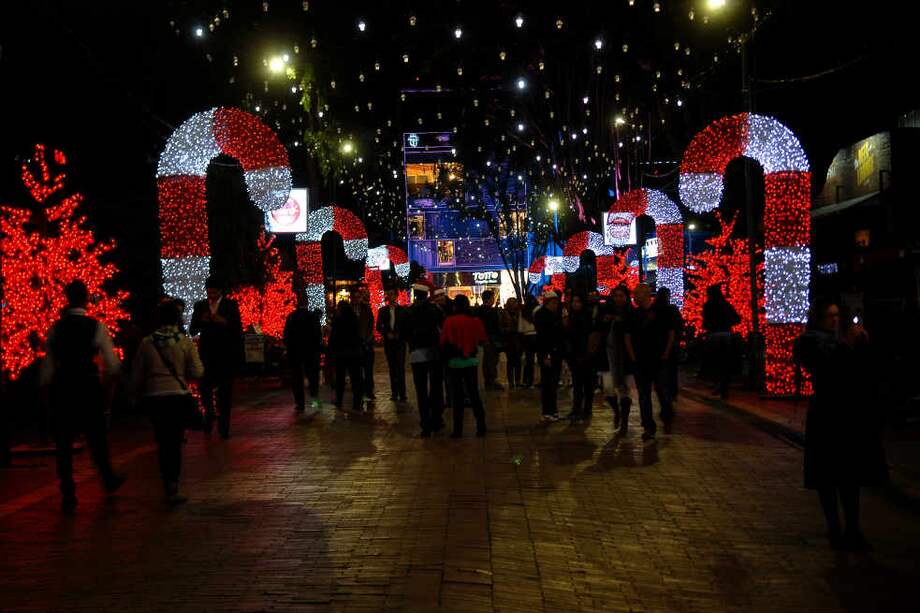 La iluminación en la zona T, en el norte de la ciudad, es uno de los grandes atractivos de la temporada. / Gustavo Torrijos