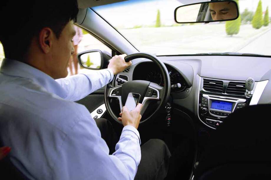 Recibir y enviar mensajes de texto cuando se conduce se está convirtiendo en una práctica común y nada aconsejable, ya que puede ser causante de accidentes en la vía.