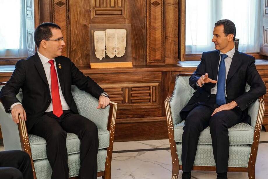 Jorge Arreaza (i), canciller de Venezuela y Bashar Al Assad (d), presidente de Siria. / AFP