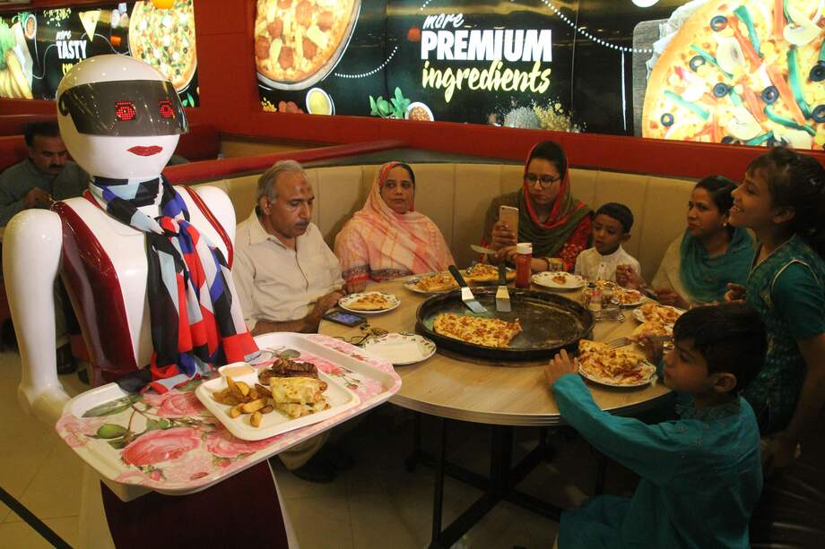 Las robots fueron pensadas por el propietario de Pizza.com, Osama Jafari. / Fotos: AFP