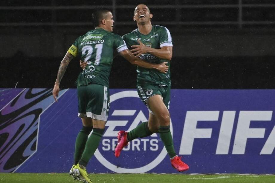 Walmer Pacheco celebra con Juan Colina el primer gol de La Equidad.