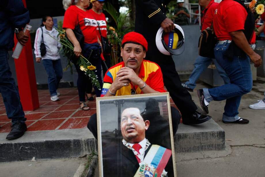Cientos de venezolanos se concentran en el paseo de los próceres de Caracas para despedir el cortejo fúnebre del fallecido presidente venezolano, Hugo Chávez.