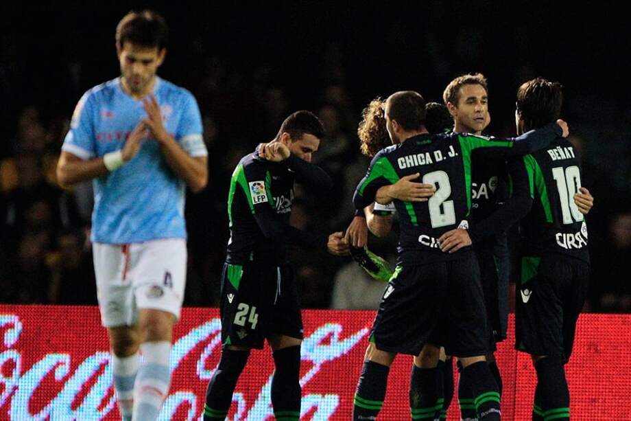 Jugadores del Betis celebran el gol de la victoria frente a Celta. / AFP