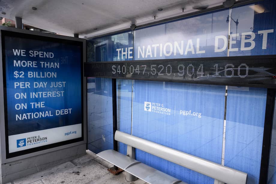 Una pantalla electrónica muestra la deuda nacional en Washington D. C., el 19 de agosto de 2026. La deuda nacional de Estados Unidos superó el récord de 40 billones de dólares.
