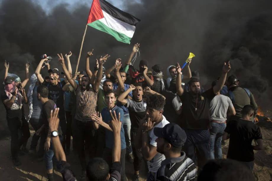 Imagen de una de las innumerables manifestaciones de protestas de los palestinos por la crueldad de sus históricos enfrentamientos con Israel. / Cortesía