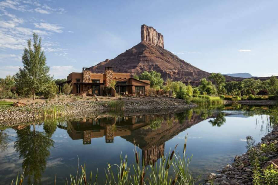 En medio de un paisaje de montañas rocosas, pinos y árboles fue construido hace diez años el Gateway Canyons Resort. Es el único hotel entre Grand Junction y las ciudades del sur de Colorado./ Cortesía