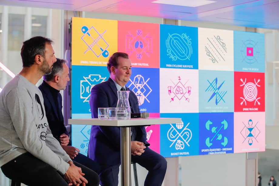 El exatleta olímpico Jerome Fernandez (Izq.) y los dirigentes Emmanuel Gregoire y Laurent Mazury durante la presentación de los pictogramas para los Juegos de Verano de 2024, en París. EFE/EPA/TERESA SUAREZ