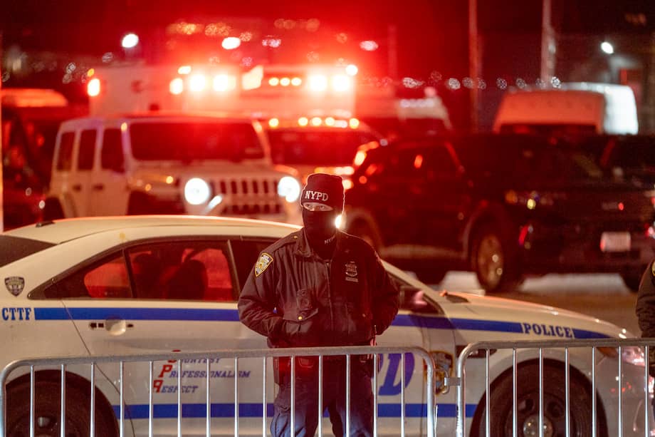 Un integrante del Departamento de Policía de Nueva York custodia una calle durante el traslado del presidente de Venezuela, Nicolás Maduro, este sábado en Nueva York (Estados Unidos).