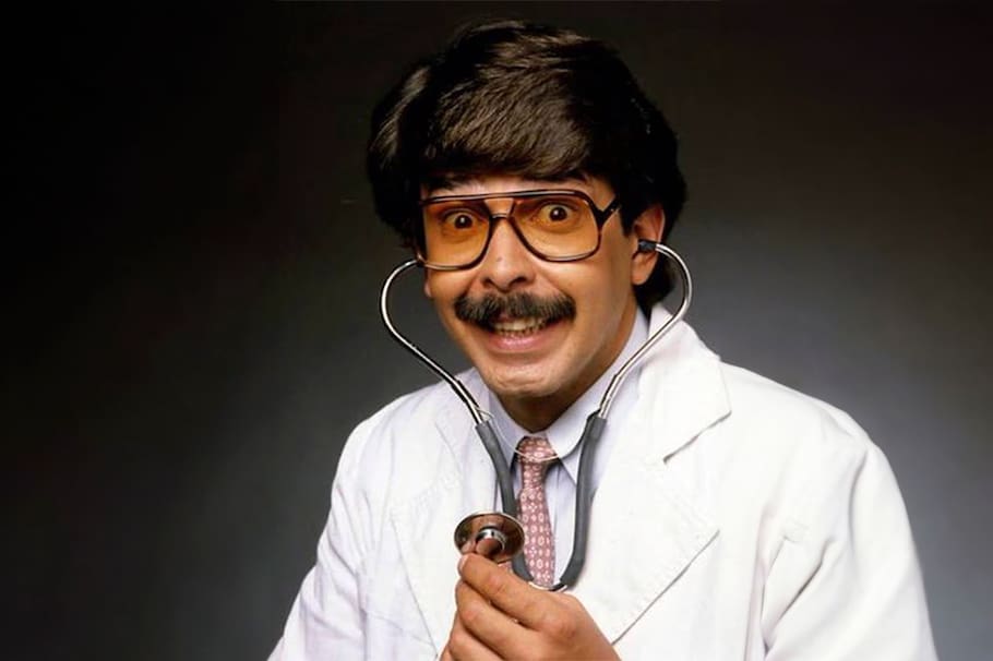 'El Dr. Cándido Pérez' tiene 76 años.