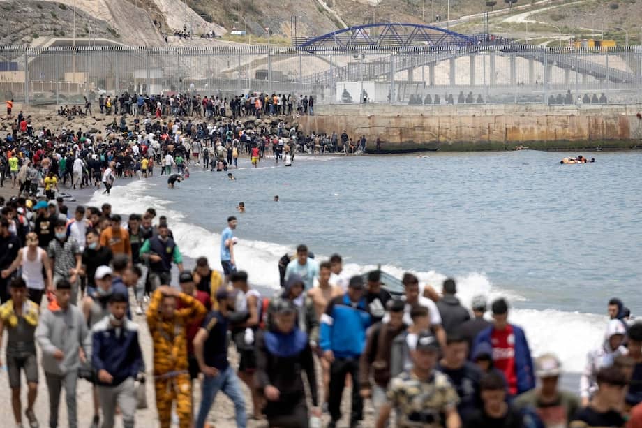Cerca de 8.000 migrantes marroquíes inundaron las playas de Ceuta en una avalancha humana sin precedentes en España.