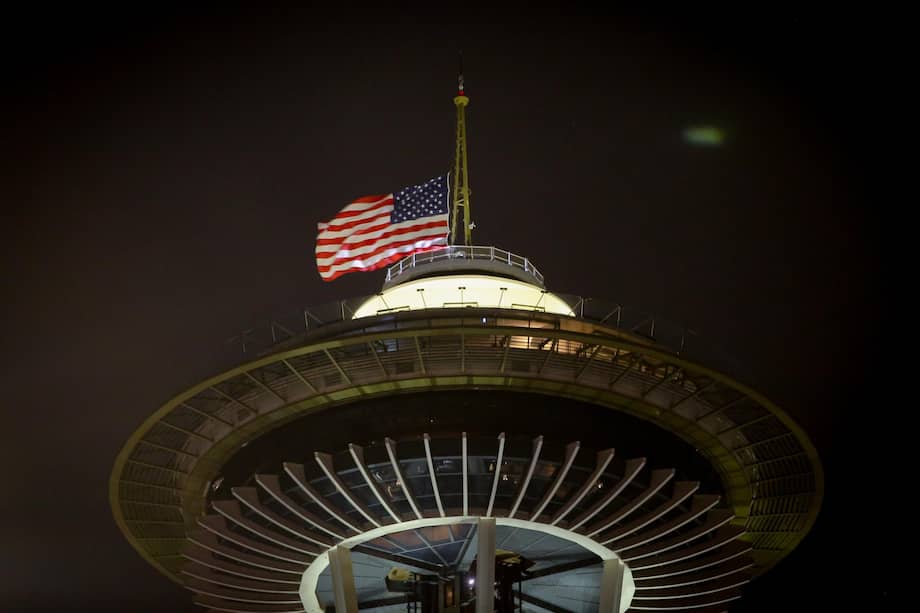 La bandera estadounidense ondea a media asta en la Space Needle tras un tiroteo mortal ocurrido durante el festival gastronómico Bite of Seattle en el Seattle Center.