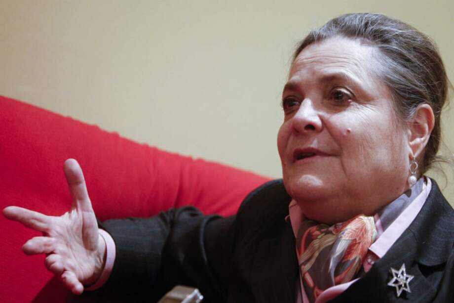 Clara López denuncia anomalía en la entrega de credenciales para testigos electorales