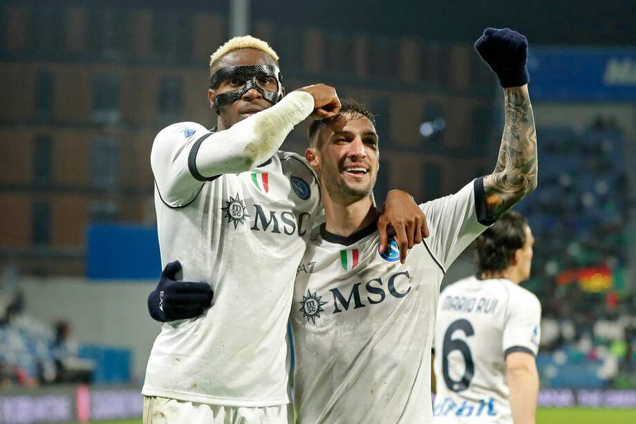 Victor Osimhen (L) de Napoli celebra con su compañero Matteo Politano después de marcar el gol 1-3 durante el partido de fútbol de la Serie A italiana US Sassuolo vs SSC Napoli en Reggio Emilia.