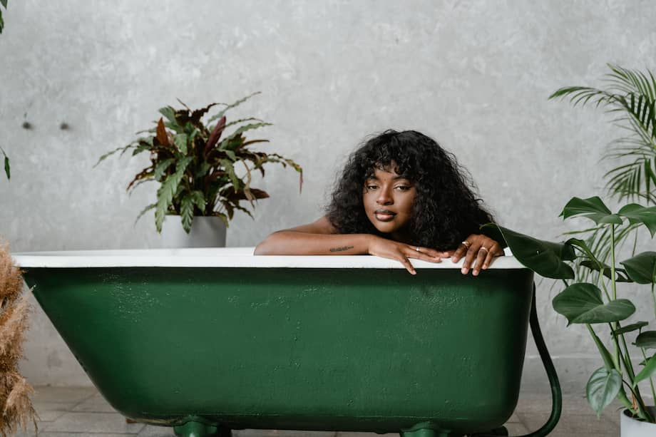 Antes de poner plantas en el baño, conviene revisar si hay ventanas, cuánta claridad entra y qué tan húmedo es el ambiente.