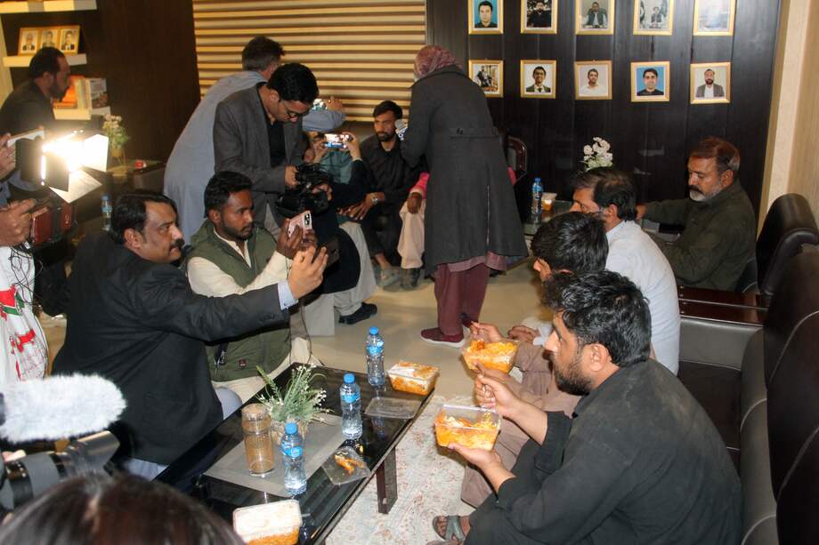 Pasajeros que huyen de un secuestro de tren cerca de Sibi llegan a Quetta, Baluchistán.